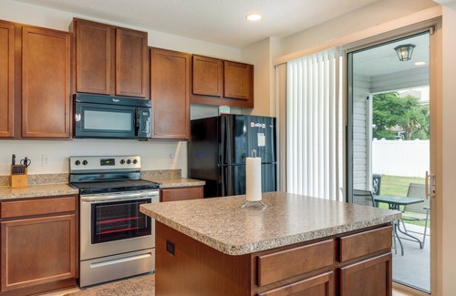 OakLeaf Plantation House | Orange Park Townhome Vacation Rental w/Patio!