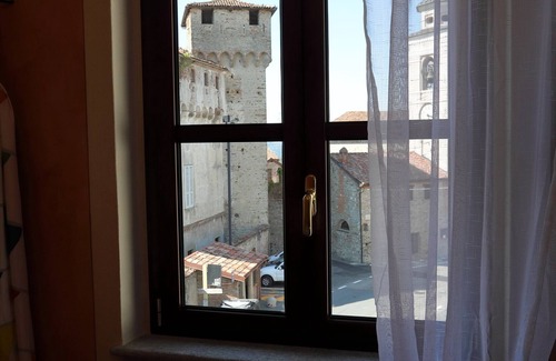 Casaleggio Boiro House | Orange Room