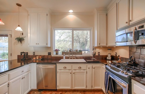 West Salem House | Oregon Winemakers Beautiful Colonial in Salem - Minutes to world class wineries