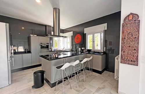Atlanterra Ski Chalet | Oriental style villa with panoramic views, 6 pax FREE WIFI
