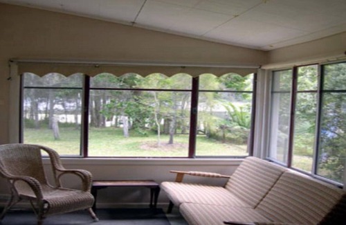 Macmasters Beach House | Original Lakefront Cottage