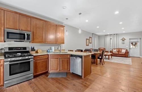 Lake Orion House | Orion Farmhouse Convenient Location to GM Plant and Great Lakes Crossing Mall