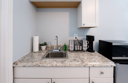 Boggy Creek Apartment | Orlando Studio - Private Entrance! 30 Mins. From Disney & 10 Mins. From Airport