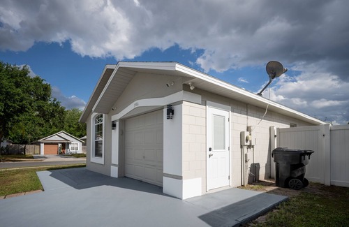Boggy Creek Apartment | Orlando Studio - Private Entrance! 30 Mins. From Disney & 10 Mins. From Airport