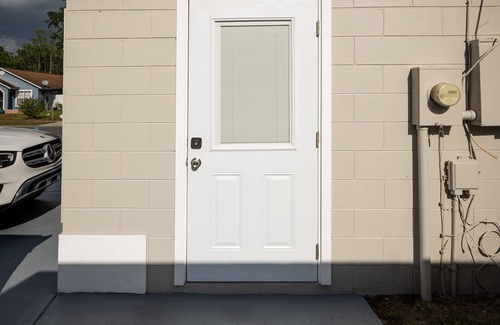 Boggy Creek Apartment | Orlando Studio - Private Entrance! 30 Mins. From Disney & 10 Mins. From Airport