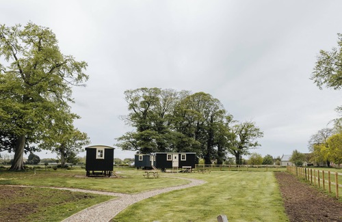 Great Yarmouth House | Ormesby Manor - Warm Well Lodge with bkfst