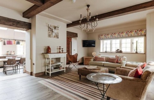 Great Yarmouth House | Ormesby Manor - Warm Well Lodge with bkfst