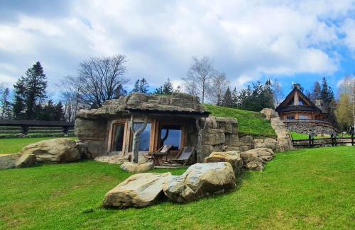Pcim Ski Chalet | Osada Jaworzyny - Domek Hobbita z jaskinią SPA