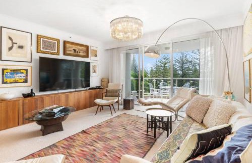 Main Beach Apartment | Oscar on Main resort Walk to beach and Tedder Ave