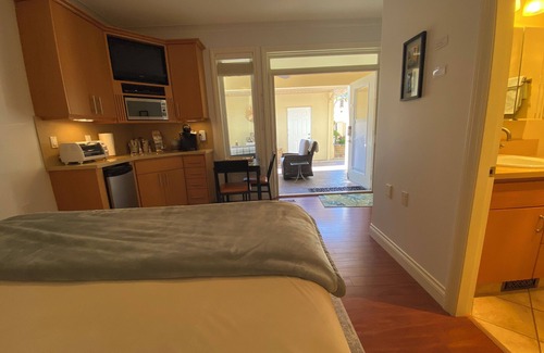 Okanagan-Similkameen Bed & Breakfast | Osoyoos Lakefront Hideaway