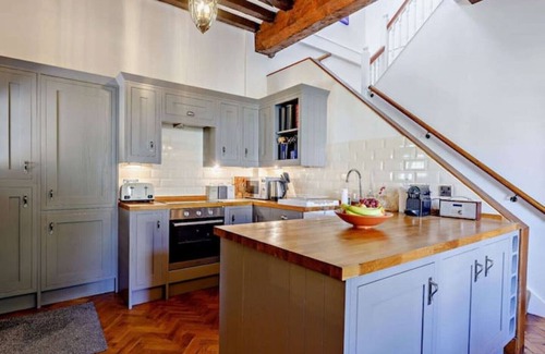 Burford Cottage | Ostlers - beautiful former Coaching Inn with parking and late Sunday checkout.