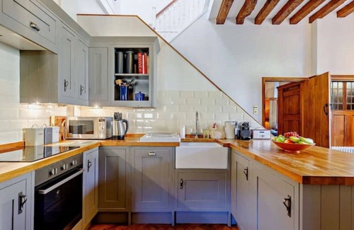 Burford Cottage | Ostlers - beautiful former Coaching Inn with parking and late Sunday checkout.
