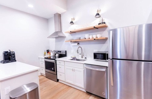 Victorian Village Apartment | OSU & Crew Stadium | Easy Walk | Great Design