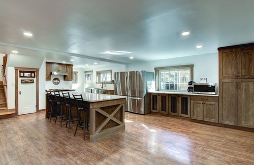 Altoona House | Otter Creek Manor - Oversized 3bd, 1.5 Ba. 3 acres, creek access.