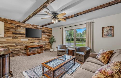 Berkeley Springs House | Otter Manor - Wifi - Fire Pit - Gameroom- Grill - Private Trail