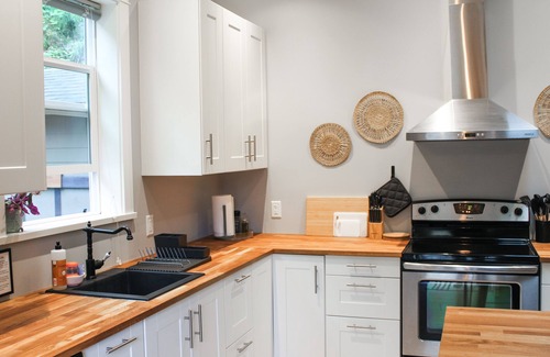 Otter Point House | Otter Point Getaway| Cozy & Calming| 5min to Sooke| Stylish Westcoast Vacation