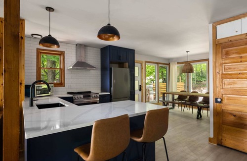 Rideau Lakes House | OTTER'S HOLT - Lakeside retreat with hot tub & sauna