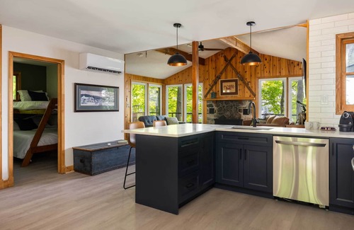 Rideau Lakes House | OTTER'S HOLT - Lakeside retreat with hot tub & sauna