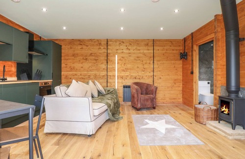 South Luffenham Cottage | OTTER'S VIEW, pet friendly, with hot tub in Edith Weston