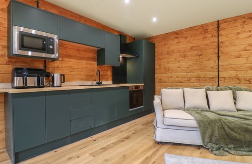 South Luffenham Cottage | OTTER'S VIEW, pet friendly, with hot tub in Edith Weston