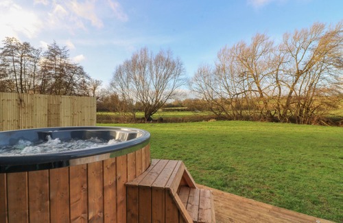 South Luffenham Cottage | OTTER'S VIEW, pet friendly, with hot tub in Edith Weston