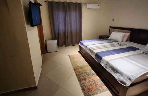 Kumasi Cabin | Our family-friendly home is centrally located and our arms open to welcome you