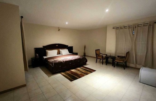 Kumasi Cabin | Our family-friendly home is centrally located and our arms open to welcome you