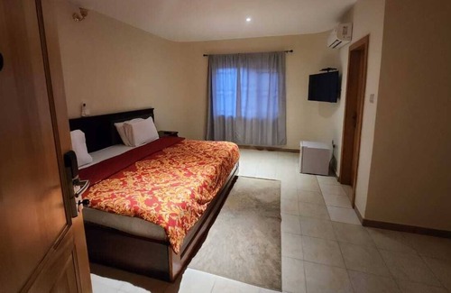Kumasi Cabin | Our family-friendly home is centrally located and our arms open to welcome you