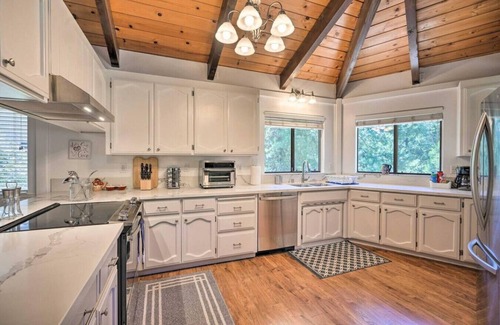 Apple Hill Apartment | Outdoor Deck - Pool Table - Fireplace - Grill