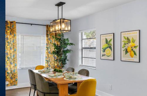 North Hyde Park House | Outdoor Games, Firepit, King bed, BBQ Grill, Close to Downtown and attractions