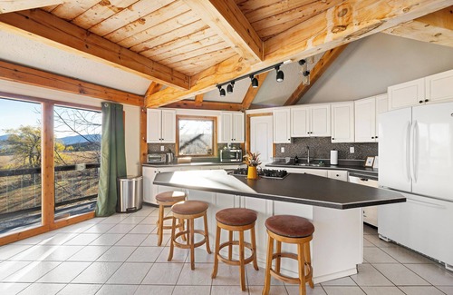 Oak Hill Cabin | Outdoor Movie Screen, Pond, Fire Pit, and Lux Hot Tub