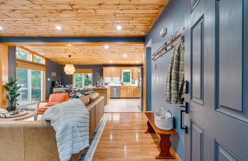 Basye House | Outdoor Movie Theater Hot Tub Fire Pit Game Room Cabin 2 miles from Bryce Resort