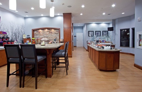 The Fountains Apartment | Outdoor Pool + 24 Hour Fitness Center + Free Breakfast