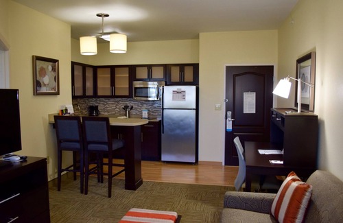 The Fountains Condo | Outdoor Pool + Free Breakfast | 24 Hour Business Center + Fitness Center