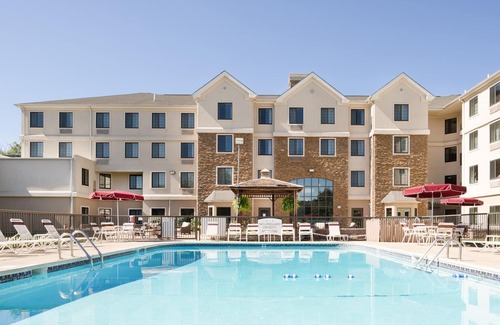 Christiana Apartment | Outdoor Pool. Free Breakfast. Only 10 Min to University of Delaware!