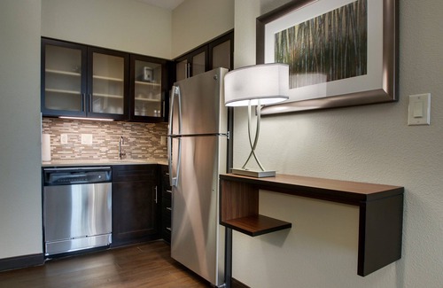 The Colony Condo | Outdoor Pool + Free Wi-Fi, Free Breakfast | Fully Equipped Studio