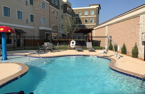 The Colony Condo | Outdoor Pool + Free Wi-Fi, Free Breakfast | Fully Equipped Studio