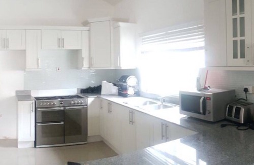 Kingston House | Outdoor swimming pool ,free WiFi and garden view .this self catered holiday