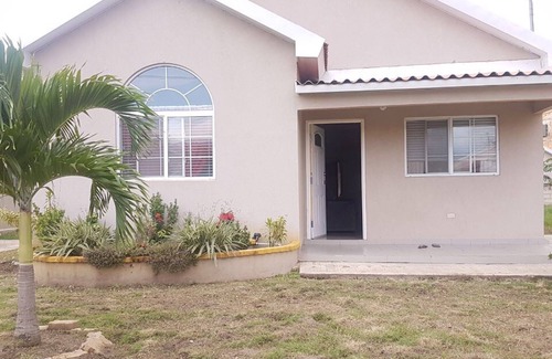 Kingston House | Outdoor swimming pool ,free WiFi and garden view .this self catered holiday