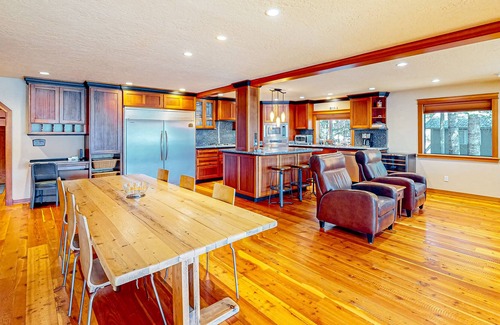Laclede House | Outdoorsy getaway with dock, kayaks, W/D - mountain and water view