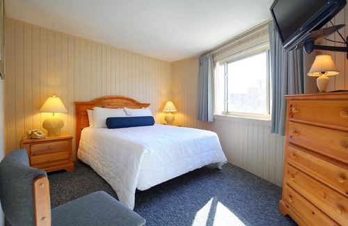 Kill Devil Hills Resort | Outer Banks Beach Club charming oceanside resort with private beach and pools