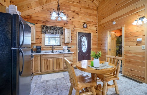 Carbon Hill Cabin | Over the hill and through the woods, to the Cozy Cub cabin we go.
