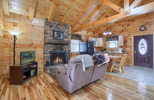 Carbon Hill Cabin | Over the hill and through the woods, to the Cozy Cub cabin we go.