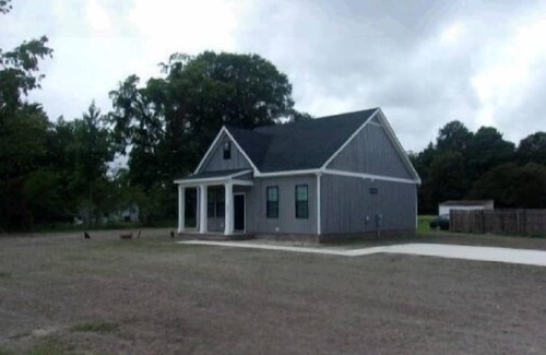Elizabeth City House | Over the Railroad, Private Modern Farmhouse w/Late Checkout