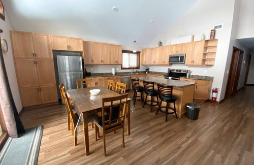 Valemount House | Overlook Cabin Rental