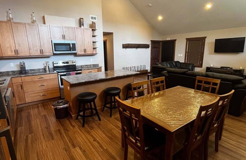 Valemount House | Overlook Cabin Rental