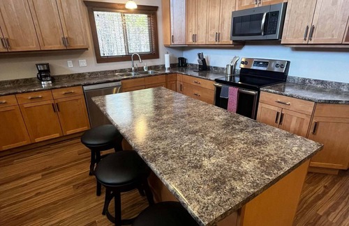 Valemount House | Overlook Cabin Rental