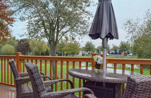 Tiddington Cottage | Overlooking the River Avon is this beautiful, peaceful and serene lodge.