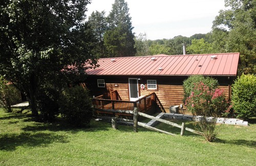 Tateville House | Overlooking Lake and Island. Just Minutes to Burnside Island Ramp.