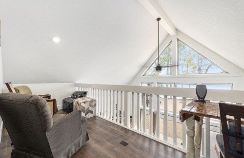 Arcadia House | Overlooking Shoreline 2BDR Chalet 18396